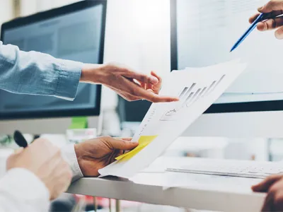 Diciamo spesso che l'argento brillante, evidenziato, brillante è come disting...